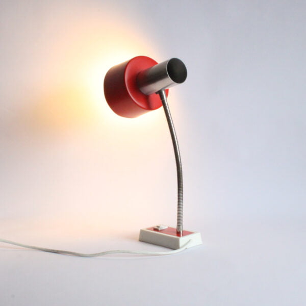 A flexible metal desk lamp in red, white, and silver color. Designed by SIS Leuchten, Germany 1960s. Condition report; Good vintage condition, some signs of wear consistent with age and use. Tested and working. Bulb included Century soup vintage design antiques curiosa collectibles antwerp.