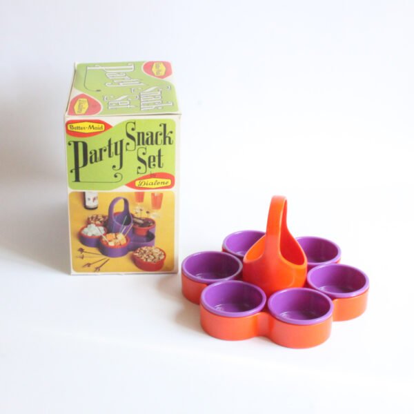 Six round snack dishes in the most purple purple color and a round frame with a rounded handle in a reddish orange.