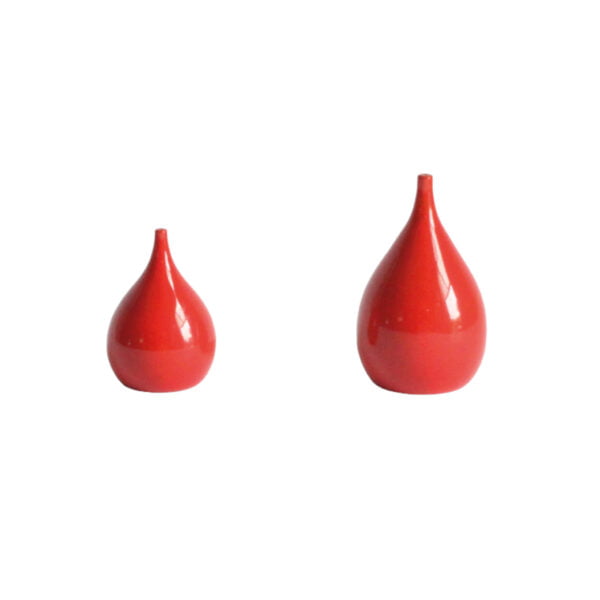 A set of two Scandinavian red melamine pepper and salt shakers in a teardrop shape. One bigger and one smaller. Designed by Laurids Lonborg, Denmark 1960s.