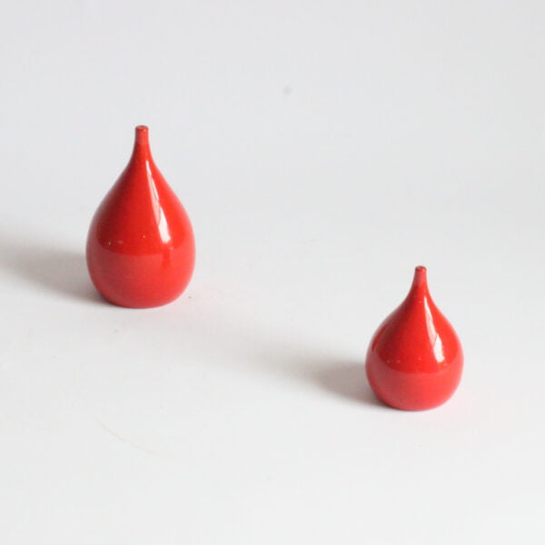 A set of two Scandinavian red melamine pepper and salt shakers in a teardrop shape. One bigger and one smaller. Designed by Laurids Lonborg, Denmark 1960s.