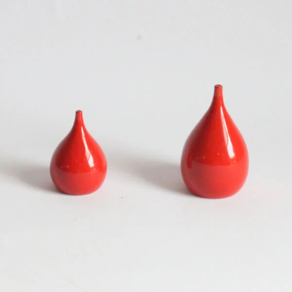 A set of two Scandinavian red melamine pepper and salt shakers in a teardrop shape. One bigger and one smaller. Designed by Laurids Lonborg, Denmark 1960s.