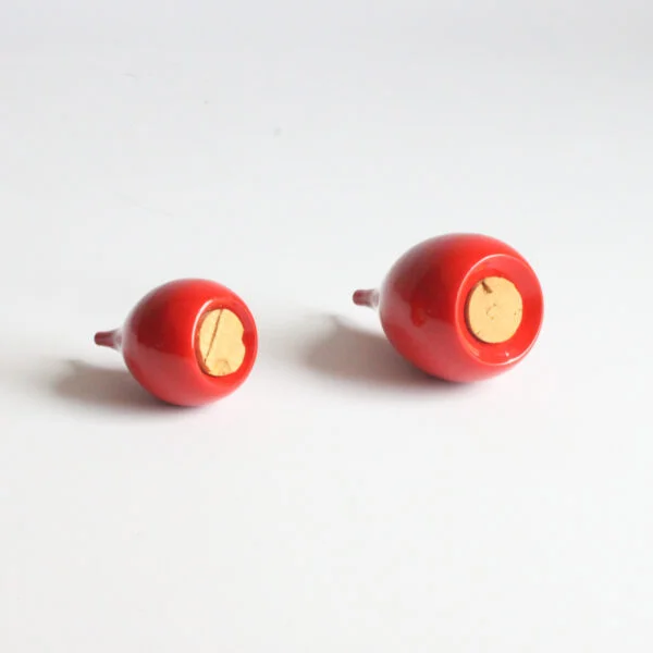 A set of two Scandinavian red melamine pepper and salt shakers in a teardrop shape. One bigger and one smaller. Designed by Laurids Lonborg, Denmark 1960s.