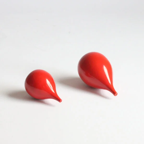 A set of two Scandinavian red melamine pepper and salt shakers in a teardrop shape. One bigger and one smaller. Designed by Laurids Lonborg, Denmark 1960s.