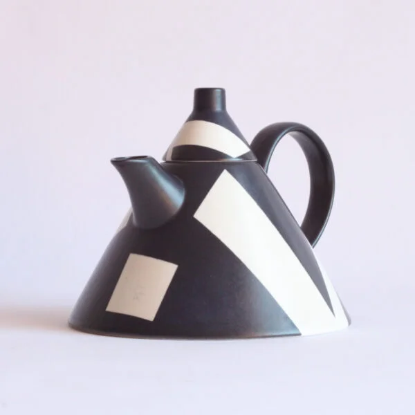 Memphis style teapot by rolf sinnemark for rörstrand, sweden 1985. Model 411, a conical shaped porcelain teapot in black. Seemingly rand placed white geometrical shapes cover the surface | Century Soup |