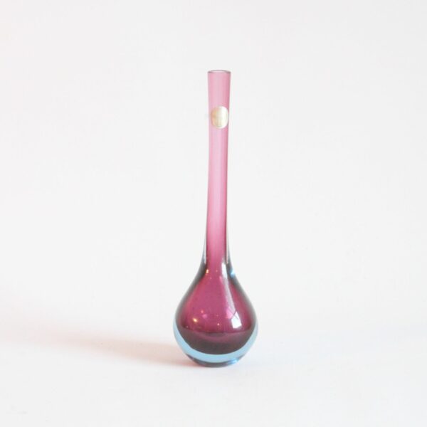 Bud shaped glass vase in a blue and purple sommerso technique. Made in Murano, Venice Italy 1950s-1960s. Original Murano export label on top, studio unidentified. Art glass handblown. Century Soup vintage design curiosa antiques antwerp.