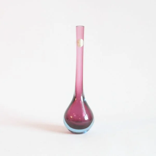 Bud shaped glass vase in a blue and purple sommerso technique. Made in Murano, Venice Italy 1950s-1960s. Original Murano export label on top, studio unidentified. Art glass handblown. Century Soup vintage design curiosa antiques antwerp.