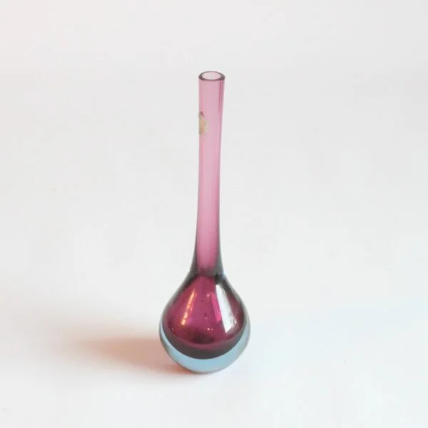 Bud shaped glass vase in a blue and purple sommerso technique. Made in Murano, Venice Italy 1950s-1960s. Original Murano export label on top, studio unidentified. Art glass handblown. Century Soup vintage design curiosa antiques antwerp.