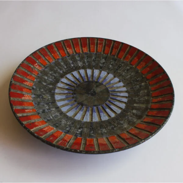 A large round geometric plate in ceramic by Fratelli Fanciullacci, Italy 1960s. Red and blue sgraffito decor pattern to resemble a mosaïc | Century Soup | Vintage italian studio ceramics mid century modern