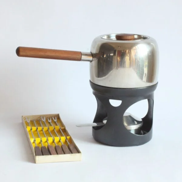 A fondue set by Timo Sarpaneva for Opa Oy, Helsinki. Designed in 1970. The Opa series is part of the collection of the Philadelphia museum of art aswell as the Helsinki design museum. Comes with a set of fondue forks in teak wood. Century soup vintage design antiques curiosa collectibles antwerp.