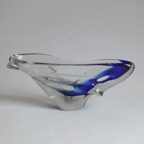 Vintage organic shaped freeform blue murano glass bowl or object with a hole by NasonMoretti, Venice, Italy 1970s. Clear and blue Murano glass. NasonMoretti was founded in 1923 by four brothers: Antonio, Giuseppe, Vincenzo and Umberto Nason. It is now led by the third generation of Nasons. Century soup vintage design antiques curiosa collectibles antwerp.