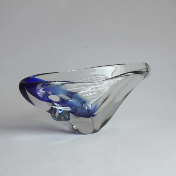 Vintage organic shaped freeform blue murano glass bowl or object with a hole by NasonMoretti, Venice, Italy 1970s. Clear and blue Murano glass. NasonMoretti was founded in 1923 by four brothers: Antonio, Giuseppe, Vincenzo and Umberto Nason. It is now led by the third generation of Nasons. Century soup vintage design antiques curiosa collectibles antwerp.