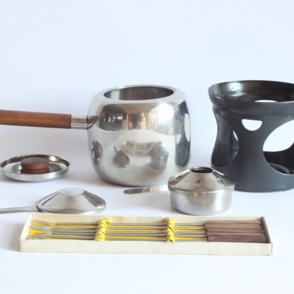 A fondue set by Timo Sarpaneva for Opa Oy, Helsinki. Designed in 1970. The Opa series is part of the collection of the Philadelphia museum of art aswell as the Helsinki design museum. Comes with a set of fondue forks in teak wood. Century soup vintage design antiques curiosa collectibles antwerp.