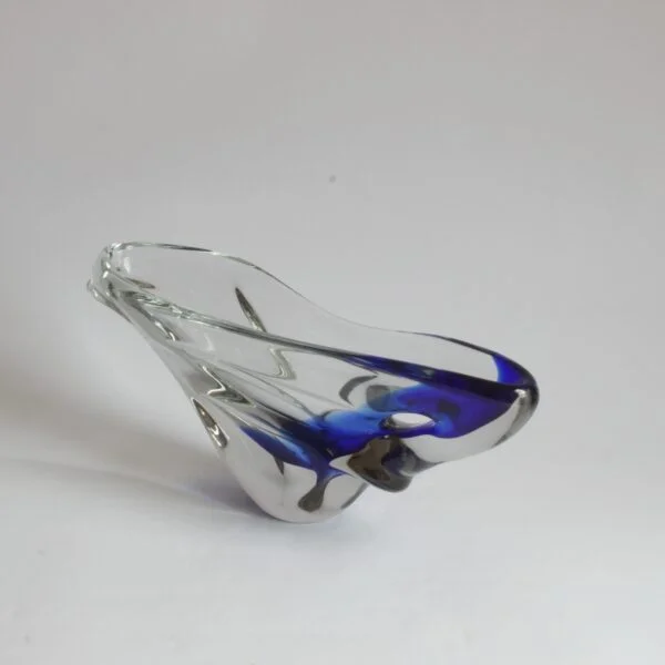 Vintage organic shaped freeform blue murano glass bowl or object with a hole by NasonMoretti, Venice, Italy 1970s. Clear and blue Murano glass. NasonMoretti was founded in 1923 by four brothers: Antonio, Giuseppe, Vincenzo and Umberto Nason. It is now led by the third generation of Nasons. Century soup vintage design antiques curiosa collectibles antwerp.