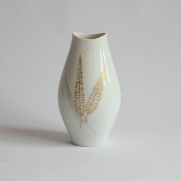 A fischmaul series vase with a flower pattern. Designed in 1957 by raymond loewy for Thomas porzellan Rosenthal Germany. Century soup vintage design antiques curiosa collectibles antwerp.