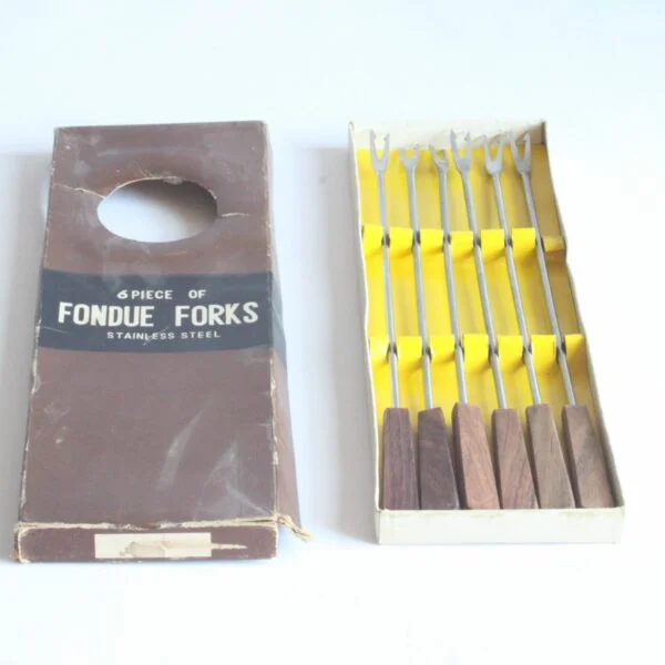 A fondue set by Timo Sarpaneva for Opa Oy, Helsinki. Designed in 1970. The Opa series is part of the collection of the Philadelphia museum of art aswell as the Helsinki design museum. Comes with a set of fondue forks in teak wood. Century soup vintage design antiques curiosa collectibles antwerp.