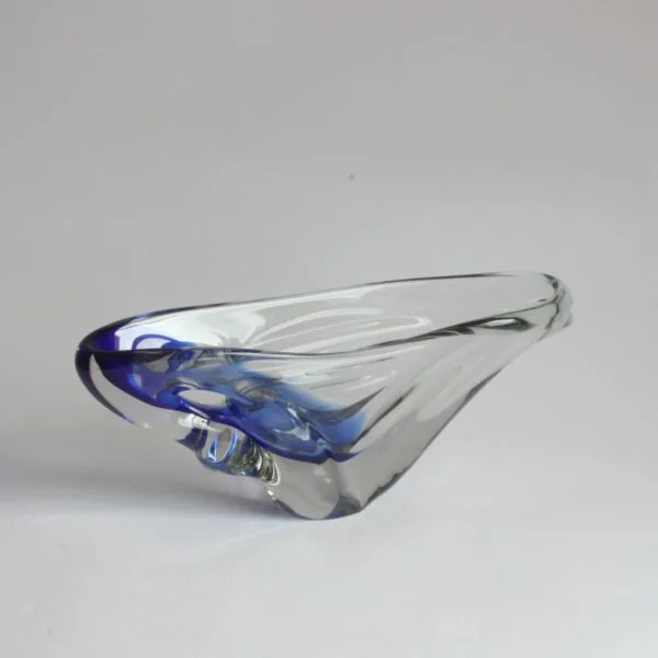 Vintage organic shaped freeform blue murano glass bowl or object with a hole by NasonMoretti, Venice, Italy 1970s. Clear and blue Murano glass. NasonMoretti was founded in 1923 by four brothers: Antonio, Giuseppe, Vincenzo and Umberto Nason. It is now led by the third generation of Nasons. Century soup vintage design antiques curiosa collectibles antwerp.