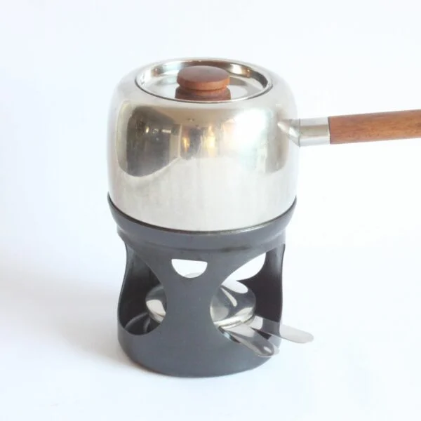 A fondue set by Timo Sarpaneva for Opa Oy, Helsinki. Designed in 1970. The Opa series is part of the collection of the Philadelphia museum of art aswell as the Helsinki design museum. Comes with a set of fondue forks in teak wood. Century soup vintage design antiques curiosa collectibles antwerp.