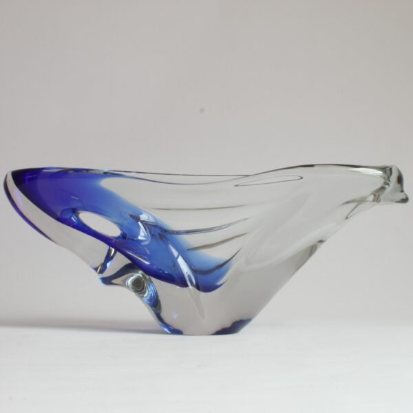 Vintage organic shaped freeform blue murano glass bowl or object with a hole by NasonMoretti, Venice, Italy 1970s. Clear and blue Murano glass. NasonMoretti was founded in 1923 by four brothers: Antonio, Giuseppe, Vincenzo and Umberto Nason. It is now led by the third generation of Nasons. Century soup vintage design antiques curiosa collectibles antwerp.