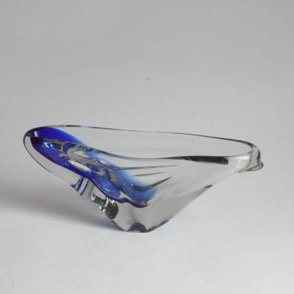 Vintage organic shaped freeform blue murano glass bowl or object with a hole by NasonMoretti, Venice, Italy 1970s. Clear and blue Murano glass. NasonMoretti was founded in 1923 by four brothers: Antonio, Giuseppe, Vincenzo and Umberto Nason. It is now led by the third generation of Nasons. Century soup vintage design antiques curiosa collectibles antwerp.
