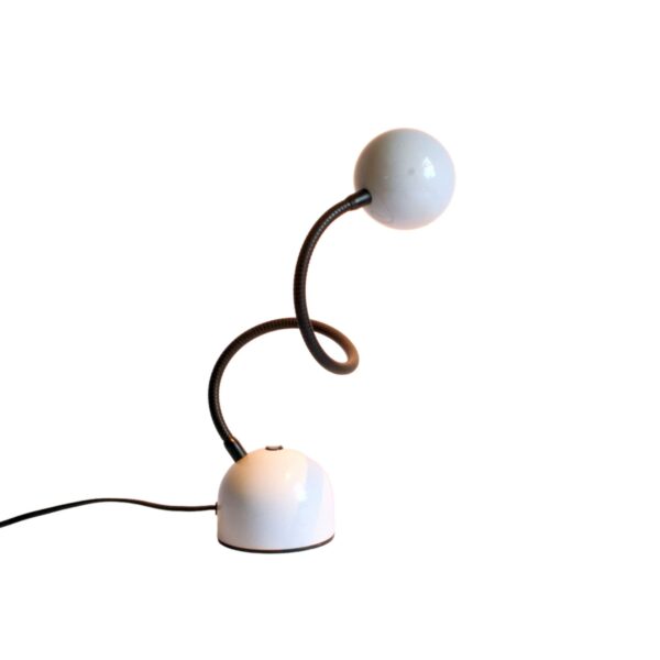 Flexible metal desk light, can be put in many positions 1970s-1980s. Halfround white metal shade and base, flexible moveable tall metal neck. Century soup vintage design antiques curiosa collectibles antwerp.