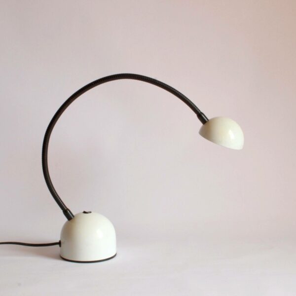 Flexible metal desk light, can be put in many positions 1970s-1980s. Halfround white metal shade and base, flexible moveable tall metal neck. Century soup vintage design antiques curiosa collectibles antwerp.
